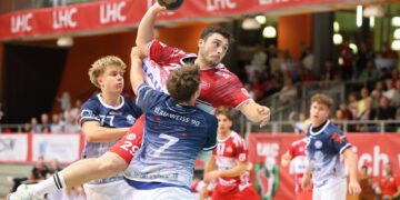 Handballer des LHC Cottbus beim Wurf