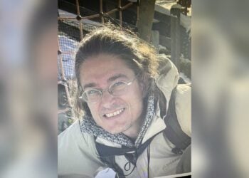 Porträt des gesuchten Mannes mit Brille und langen Haaren