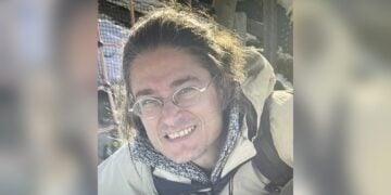 Porträt des gesuchten Mannes mit Brille und langen Haaren