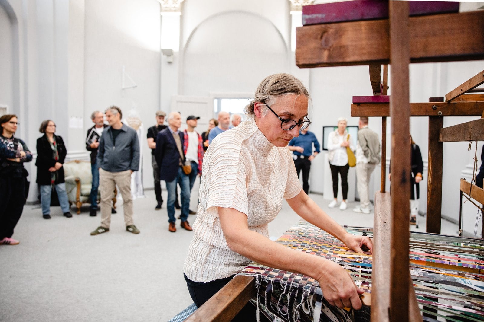 Anne Peschken am Webstuhl