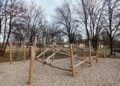 Klettergerüst aus Holzstämmen auf einem Spielplatz