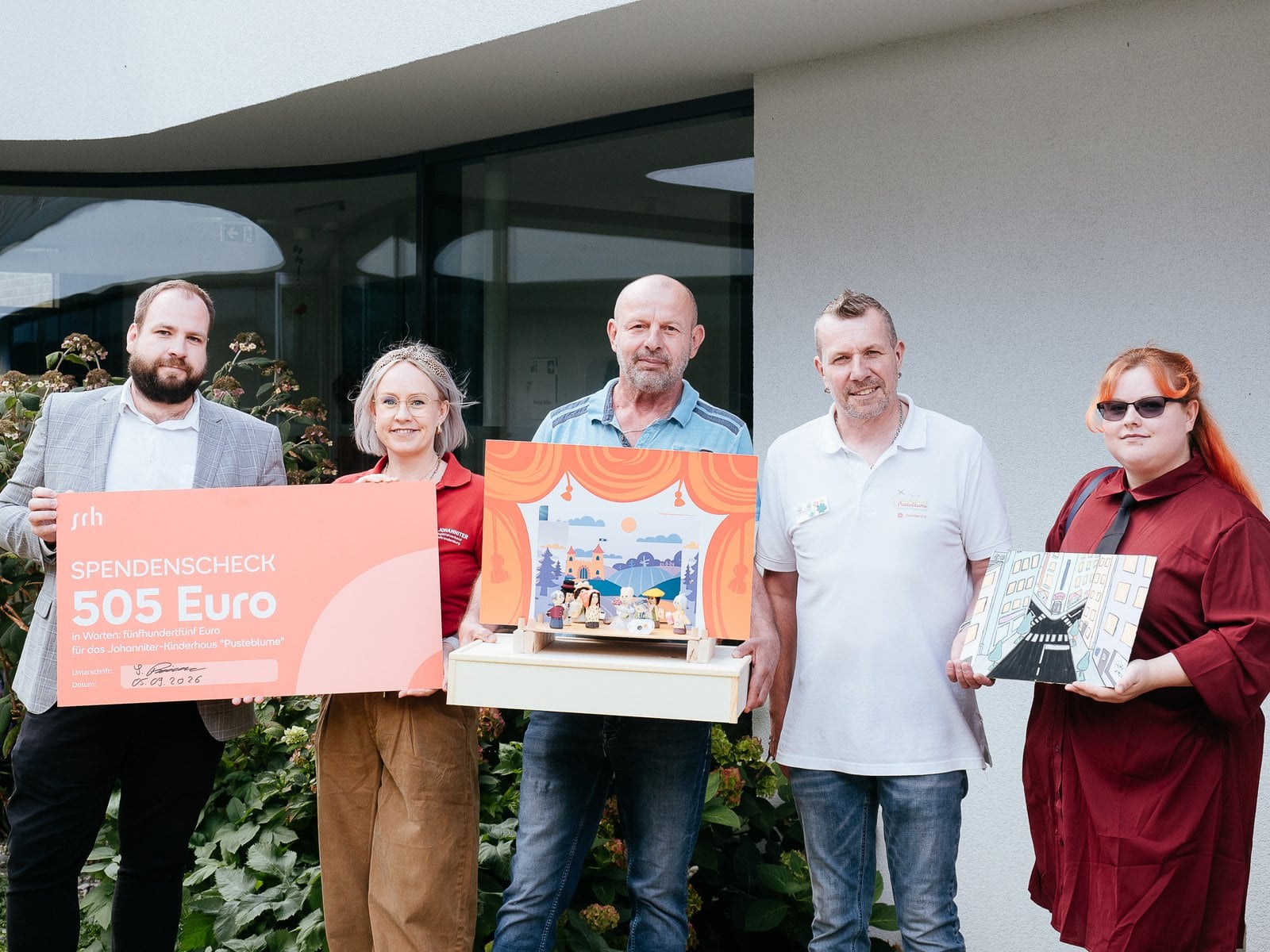 Spendenübergabe vor dem Johanniter-Kinderhaus Pusteblume