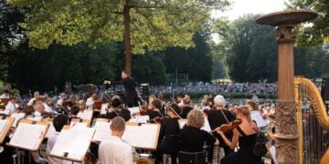 Philharmonisches Orchester Cottbus spielt im Branitzer Park vor Publikum
