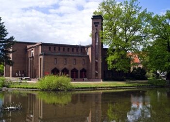 Backsteinbau des Kunstmuseums Dieselkraftwerk am Teich im Goethepark Cottbus