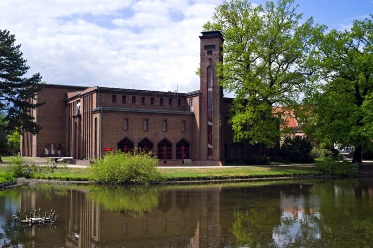 Backsteinbau des Kunstmuseums Dieselkraftwerk am Teich im Goethepark Cottbus