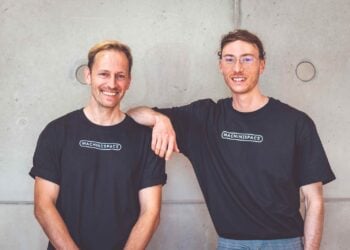 Zwei junge Männer stehen nebeneinander