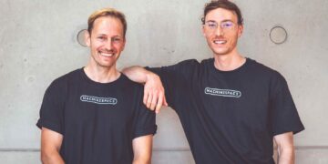 Zwei junge Männer stehen nebeneinander