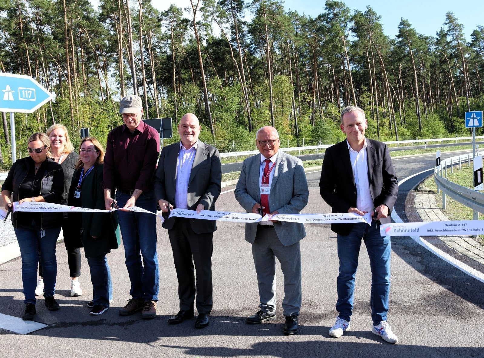 Banddurchschnitt an der neuen A117-Anschlussstelle Waltersdorf-Nord