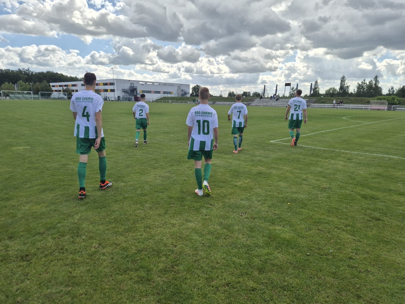 Mannschaft der BSG Chemie Schwarzheide auf dem Platz