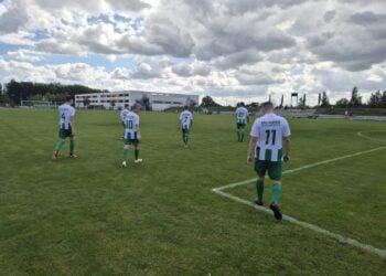 Fußballer in grün-weißen Trikots der BSG Chemie Schwarzheide auf dem Spielfeld