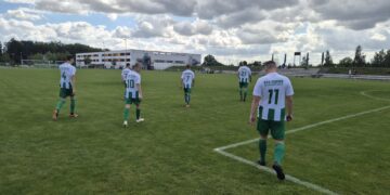 Fußballer in grün-weißen Trikots der BSG Chemie Schwarzheide auf dem Spielfeld