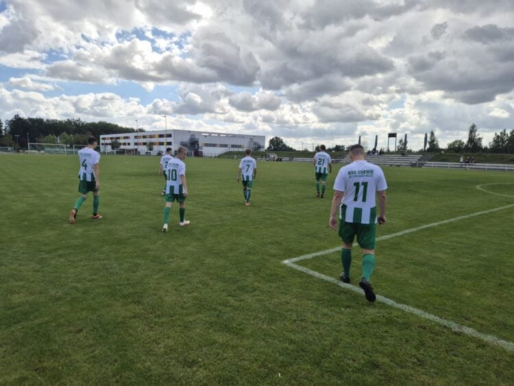 Fußballer in grün-weißen Trikots der BSG Chemie Schwarzheide auf dem Spielfeld