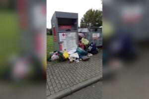 DRK entfernt Altkleidercontainer in Lauchhammer
