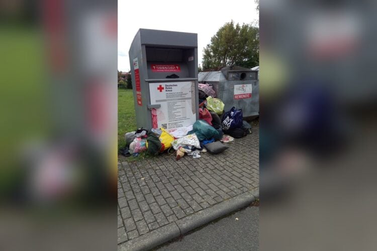 Stellfläche, auf der zuvor ein Altkleidercontainer stand