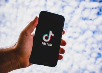 Smartphone-Bildschirm mit der App TikTok