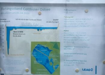 Schaukasten mit Flutungsdaten des Cottbuser Ostsees, Stand 1. April 2026