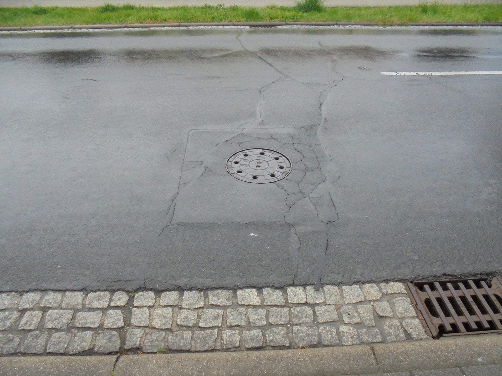 Schäden in der Fahrbahndecke der Ortsdurchfahrt Niemtsch