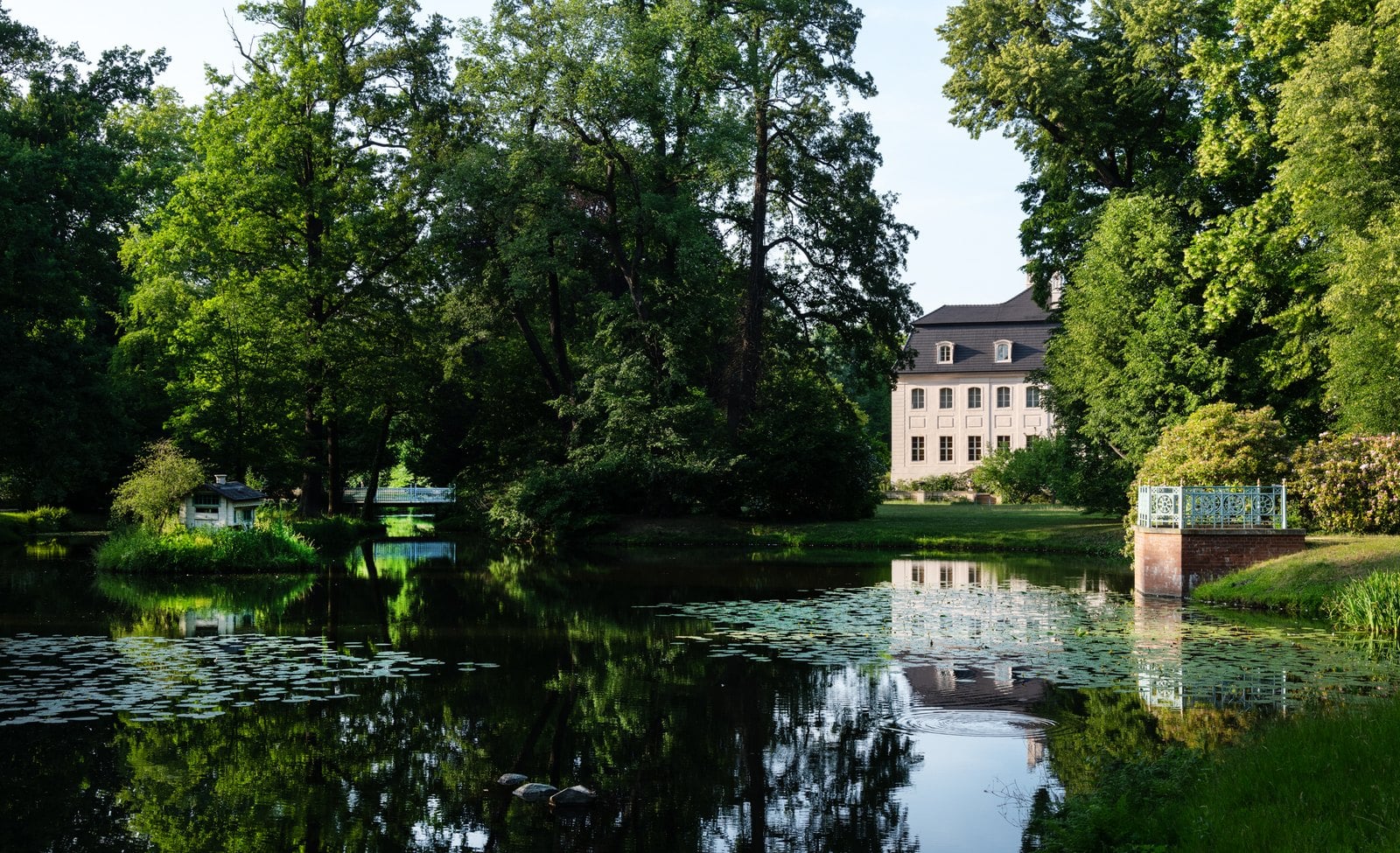 Schlossbrücke am Schwarzen See im Branitzer Park