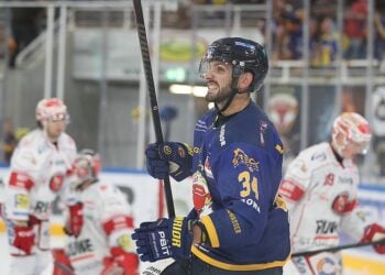 Ein Spieler der Lausitzer Füchse bejubelt einen Treffer gegen die Eispiraten Crimmitschau in der Eisarena Weißwasser