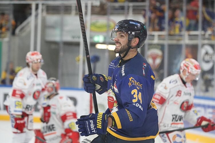 Ein Spieler der Lausitzer Füchse bejubelt einen Treffer gegen die Eispiraten Crimmitschau in der Eisarena Weißwasser