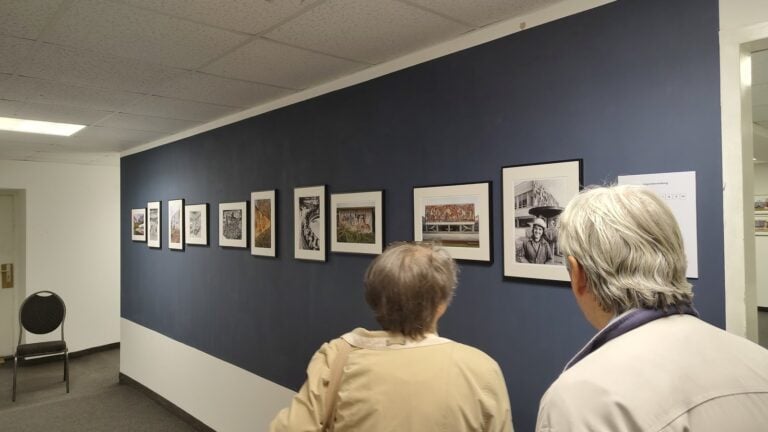 Besucherinnen und Besucher bei der Eröffnung der Ausstellung „Zwischen Zeiten“ in Cottbus