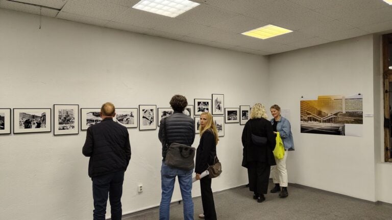 Besucherinnen und Besucher bei der Eröffnung der Ausstellung „Zwischen Zeiten“ in Cottbus