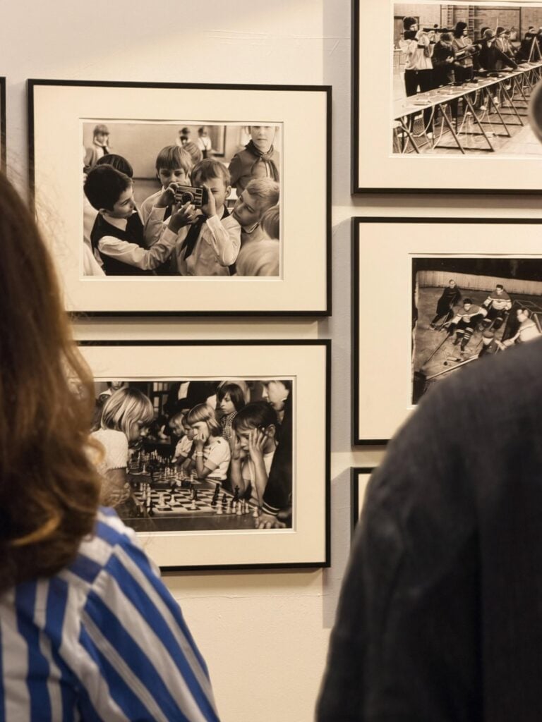 Besucherinnen und Besucher bei der Eröffnung der Ausstellung „Zwischen Zeiten“ in Cottbus