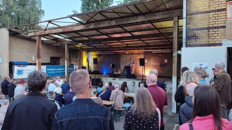 Besucherinnen und Besucher bei der Eröffnung der Ausstellung „Zwischen Zeiten“ in Cottbus