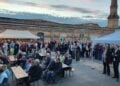 Besucherinnen und Besucher bei der Eröffnung der Ausstellung „Zwischen Zeiten“ in Cottbus