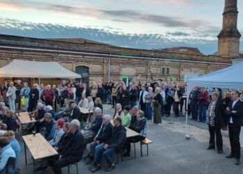 Besucherinnen und Besucher bei der Eröffnung der Ausstellung „Zwischen Zeiten“ in Cottbus