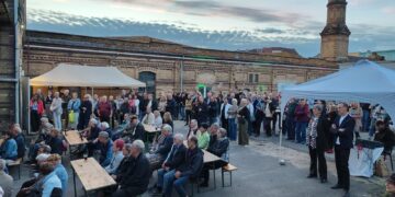 Besucherinnen und Besucher bei der Eröffnung der Ausstellung „Zwischen Zeiten“ in Cottbus