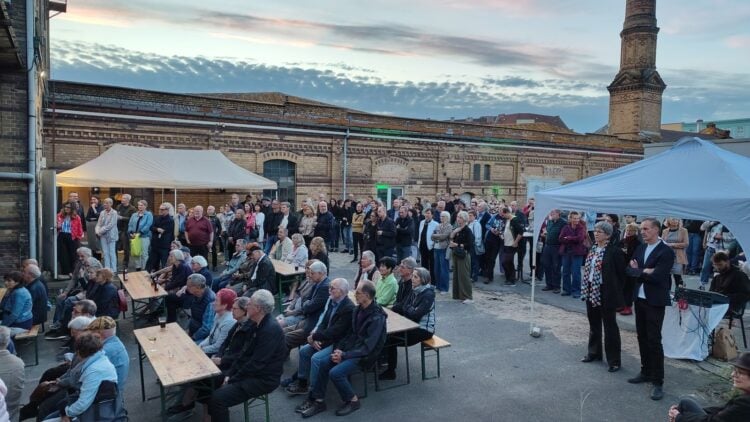 Besucherinnen und Besucher bei der Eröffnung der Ausstellung „Zwischen Zeiten“ in Cottbus