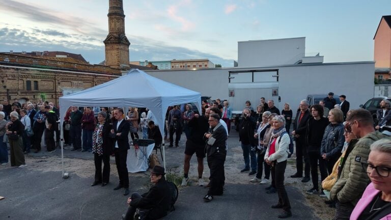 Besucherinnen und Besucher bei der Eröffnung der Ausstellung „Zwischen Zeiten“ in Cottbus