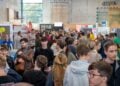 Jugendliche zwischen den Ständen der Ausbildungsmesse in der Turnhalle des Oberstufenzentrums