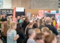 Dicht gedrängte Besucher zwischen den Ständen der Ausbildungsmesse in Königs Wusterhausen