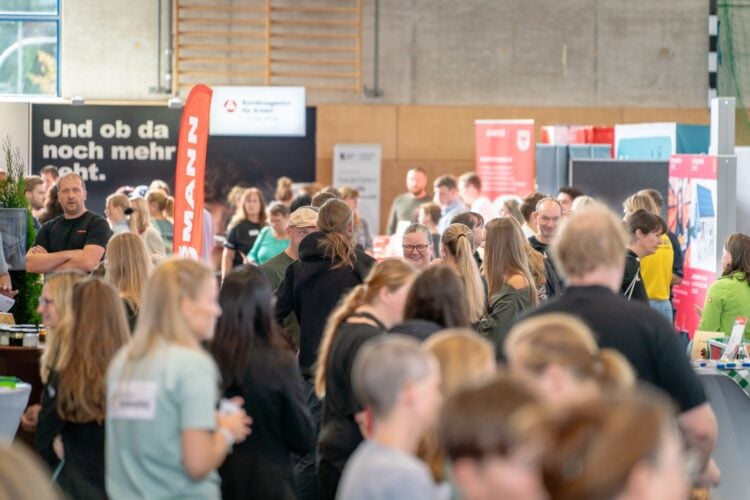 Dicht gedrängte Besucher zwischen den Ständen der Ausbildungsmesse in Königs Wusterhausen