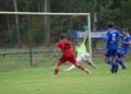 Torhüter und Verteidiger klären vor dem Tor des SV Blau-Weiß 19 Lichterfeld