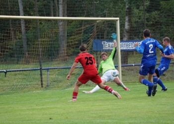 Torhüter und Verteidiger klären vor dem Tor des SV Blau-Weiß 19 Lichterfeld