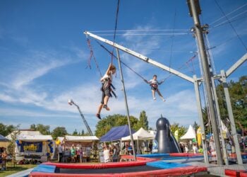 Besucherinnen und Besucher auf dem Festgelände des Lindenfestes