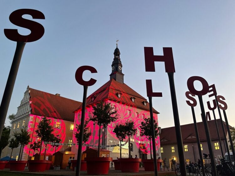 Beleuchteter Schlossturm bei der Museumsnacht in Lübben