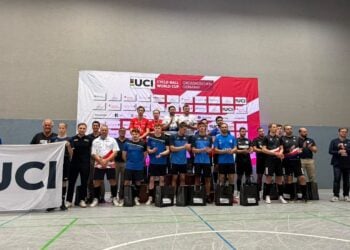 Alle Mannschaften bei der Siegerehrung des Radball-Weltcups in der Seesporthalle Großkoschen