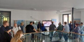 Besucher bei der Eröffnung der Ausstellung im Bürgerhaus Spremberg