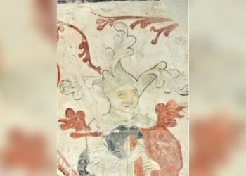 Historische Wandmalerei an einer Kirchenwand