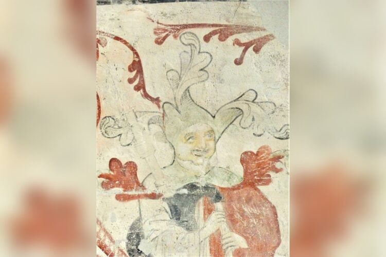 Historische Wandmalerei an einer Kirchenwand