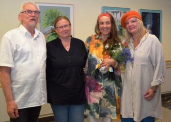 Besucher bei der Ausstellungseröffnung im Naemi-Wilke-Stift