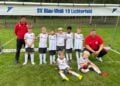 F-Junioren des Senftenberger FC 08 mit ihren Trainern vor dem Tor in Lichterfeld