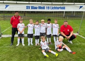 F-Junioren des Senftenberger FC 08 mit ihren Trainern vor dem Tor in Lichterfeld