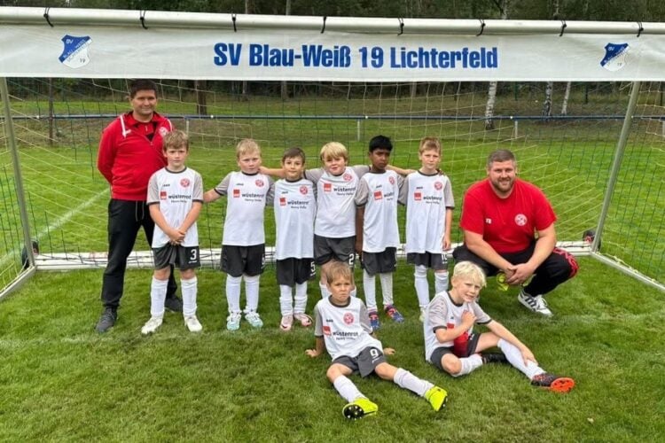 F-Junioren des Senftenberger FC 08 mit ihren Trainern vor dem Tor in Lichterfeld