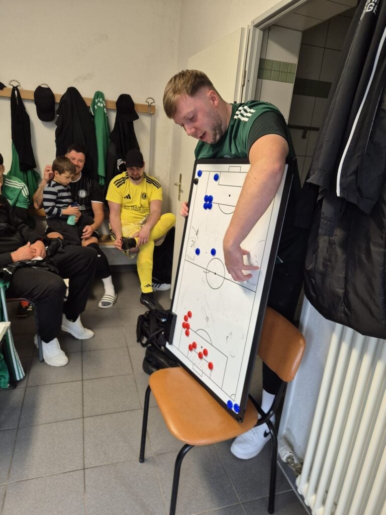 Zweite Männermannschaft der BSG Chemie Schwarzheide beim Spiel in Hirschfeld