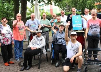 Gruppenbild mit Spendenscheck vor der DRK-Wohnstätte in Senftenberg